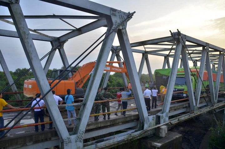 Jembatan Pematang Panggang Ambrol, Jalur Lampung – Sumsel Terputus