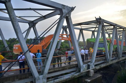 Jembatan Pematang Panggang Ambrol, Jalur Lampung – Sumsel Terputus