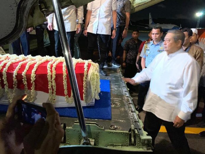 Jenazah Ani Yudhoyono Tiba di Lanud Halim dan Langsung Dibawa ke Cikeas