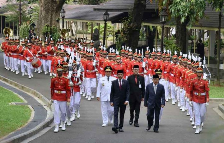Presiden Jokowi dan Wapres Jusuf Kalla memimpin kirab sebelum melantik Gubernur dan Wakil Gubernur Lampung, di Istana Negara, Jakarta, Rabu (12/5) siang. 