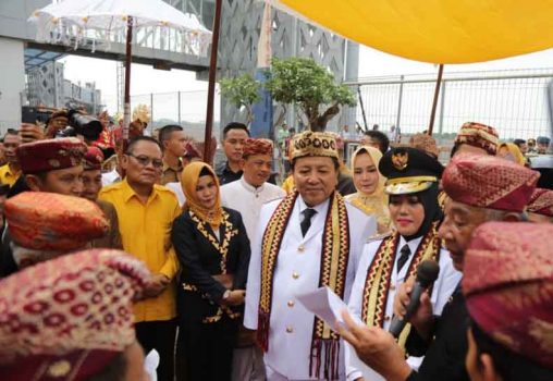Tiba di Lampung, Arinal Djunaidi dan Chusnunia Chalim Disambut dengan Prosesi Adat