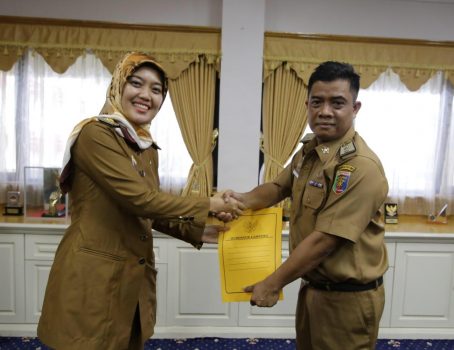 Wagub Chusnunia Chalim Serahkan SK untuk Tujuh Kadis dan Karo