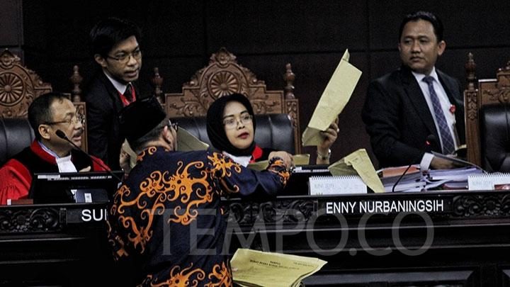 Mengubah-ubah Keterangan, Saksi Kubu Jokowi Ditegur Hakim MK