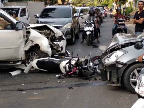 Pajero Vs Datsun, Semua Pengendara Selamat tapi Kendaraan Ringsek
