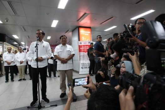 Jokowi Bertemu Prabowo di Stasiun MRT Lebak Bulus