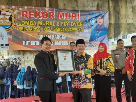 1.500 Pelajar Melukis Mural di 8 Fly-over di Bandarlampung Tercatat di MURI