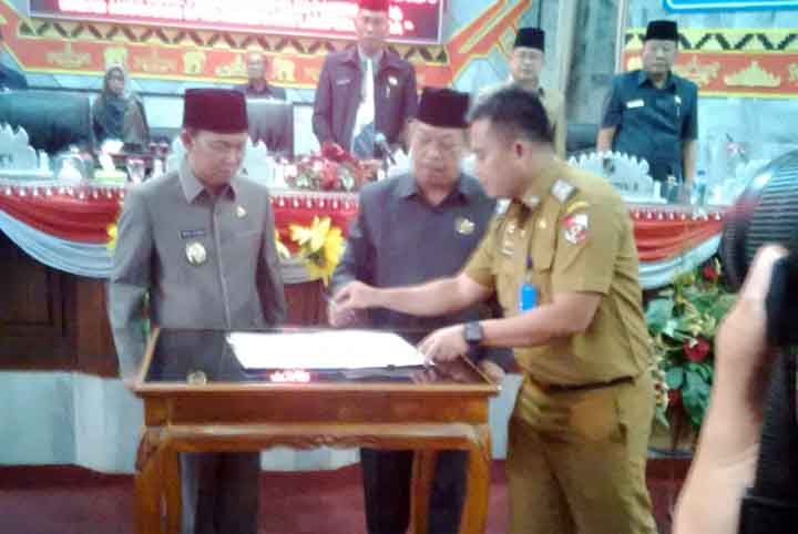 DPRD Lampura Sahkan Raperda Pertanggungjawaban Pelaksanaan APBD 2018