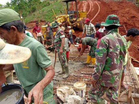 Atasi Rasa Jenuh, Para Prajurit di Program TMMD di Batunangkop Lampura Nobar