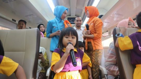 Peringati Hari Anak Nasional, PT KAI Tanjungkarang Ajak Anak-anak TK Naik Kereta Api