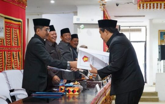 Delapan Fraksi DPRD Siap Bahas Raperda APBD-P Lamsel 2019