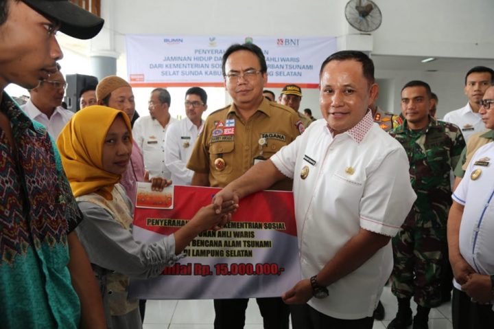 Kementerian Sosial Serahkan Santunan dan Jaminan Hidup Untuk Korban Tsunami di Lampung Selatan Senilai Rp.2,342 Miliar