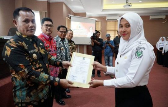 Sebanyak 28 Bidan PTT di atas Usia 35 Tahun di Lamsel Terima SK CPNS
