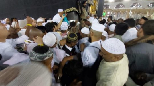 Jamaah Haji Diimbau Tak Paksakan Diri Cium Hajar Aswad