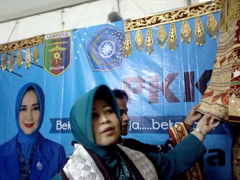 Istri Mendagri Tjahjo Kumolo Kagumi Kain Tapis Lampung