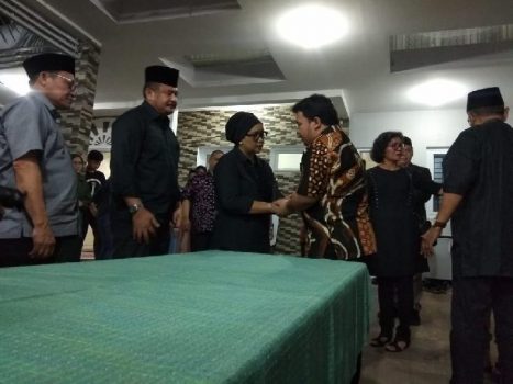 Menlu Retno Marsudi Serahkan Jenazah Sutopo Purwo Nugroho kepada Keluarga