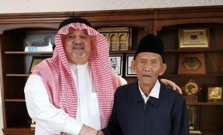 Video Viral, Raja Salman Berangkatkan Haji Kakek Berusia 100-an Tahun dari Indonesia
