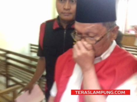 Kasus Dugaan Pelecehan Seksual Mahasiswa UIN Raden Intan, SH Menutup Wajah Saat Masuk Ruang Sidang