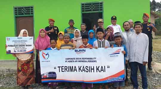 PT KAI Tanjungkarang Serahkan Dana CSR untuk Warga Tanjungsari Natar