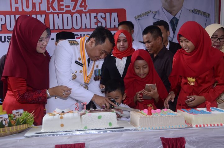 Endah Kartika Prajawati Agung menemani suami tercinta, Bupati Agung Ilmu Mangkunegara memotong kue ulang tahunnya yang ke-37.
