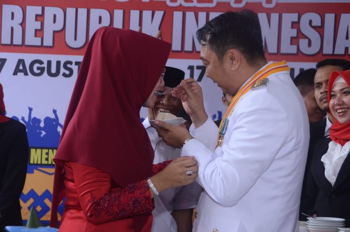 Endah Kartika Prajawati Agung menerima suapan tumpeng dari Bupati Agung Ilmu Mangkunegara