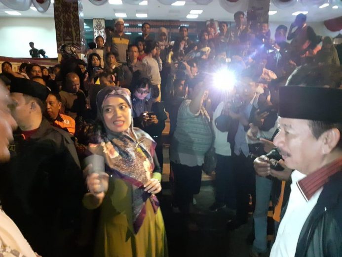 Wagub Lampung Chusnunia Chalim dan Walikota Herman HN bertemu para pengungsi di Kantor Gubernur Lampung.