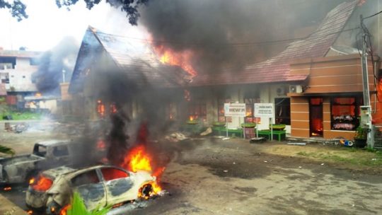 Rusuh Manokwari: Kantor DPRD Dibakar, Jalan Diblokade, Aktivitas Warga Kota Lumpuh