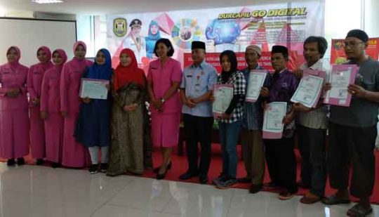 Disdukcapil Bandarlampung – Bhayangkari Serahkan Akte Kelahiran dan KIA