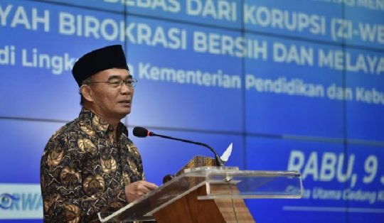Tahun Depan Gaji Guru Honorer Tidak Lagi dari Dana BOS