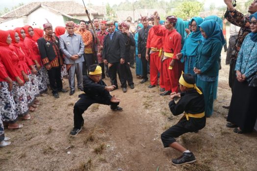 Lantik Kepala Desa di Penengahan, Nanang Diarak Prosesi Adat