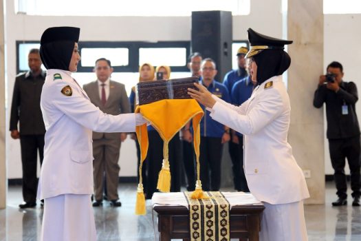 Wagub Chusnunia Chalim Serahkan Bendera Merah Putih kepada Paskibraka