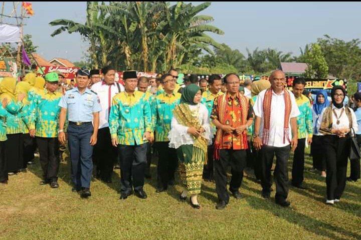Wakil Bupati Budi Utomo dan pejabat Pemkab lainnya mendampingi kunjungan tim penilai LSS-UKS nasional di SMAN 1 Abungsemuli