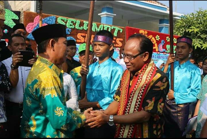 Wakil Bupati Budi Utomo menyambut rombongan tim penilai LSS-UKS di SMAN 1 Abungsemuli