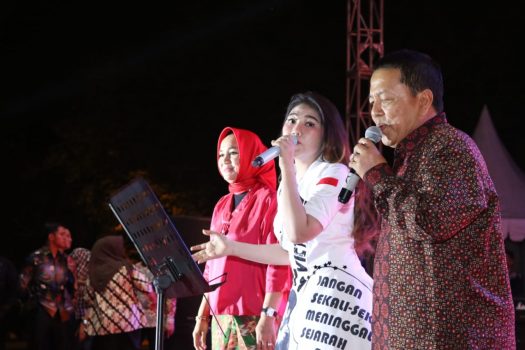 HUT ke-74 RI, Gubernur Arinal dan Istri Turut Menyanyi di Pesta Rakyat