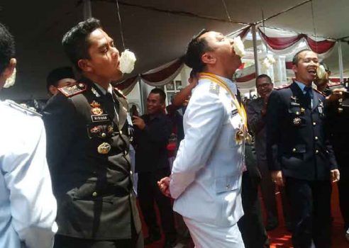Lomba Makan Kerupuk, Ketua DPRD Lampura kalahkan Bupati Agung