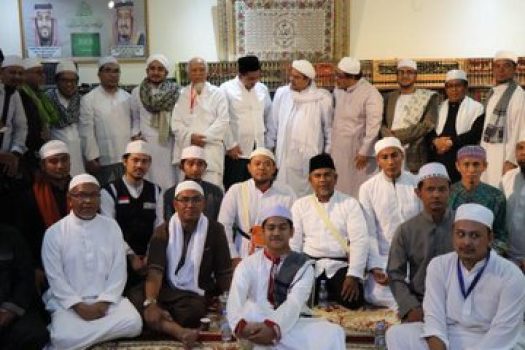 Keluarga Mbah Moen Bersilaturahmi dengan Habib Rizieq Shihab