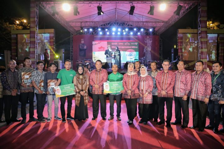 Pemberian penghargaan untuk para juara lomba dan mitra LKF 2019.