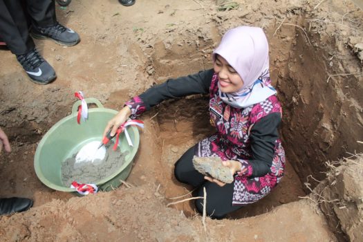 Nunik Lakukan Peletakan Batu Pertama Ponpes Roudhotul Fawaid Lamsel