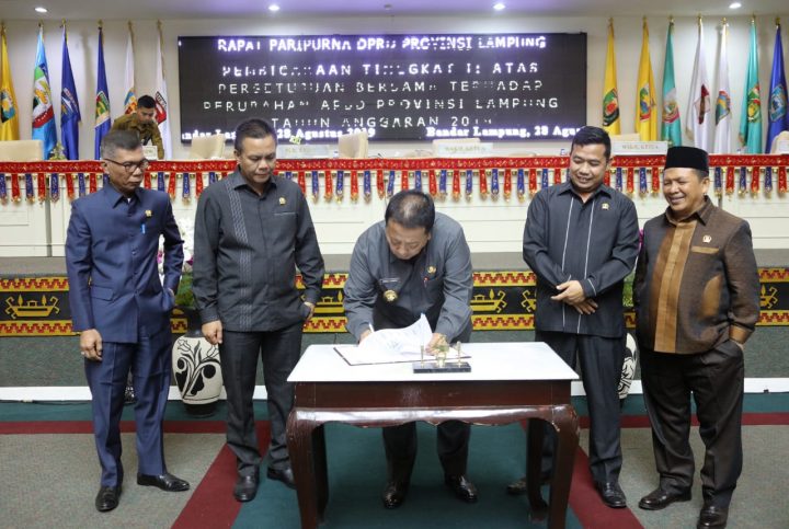 Gubernur Arinal dan Ketua DPRD Tanda Tangani APBD-P Lampung 2019