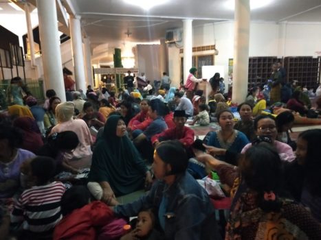 Takut Tsunami, Warga Pesisir Bandarlampung Mengungsi ke Kantor Gubernur dan Masjid Al Furqon