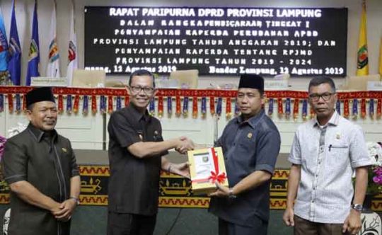 Pemprov Lampung Serahkan Dokumen RAPBDP 2019 dan RPJMD 2019-2024