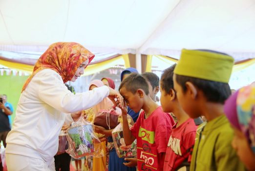 Ulang Tahun, Ketua TP PKK Lampung Berikan Santunan kepada Anak Yatim