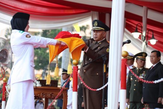 Peringatan HUT RI, Wagub Chusnunia Chalim Ikuti Upacara Penurunan Bendera