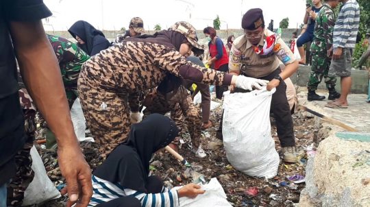 Peringati 1 Muharam, Kwarcab Bandarlampung Lakukan Bersih Pantai