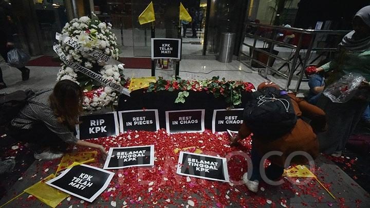 Aksi Pemakaman KPK, Puisi Bunga dan Tembok Widji Thukul Menggema