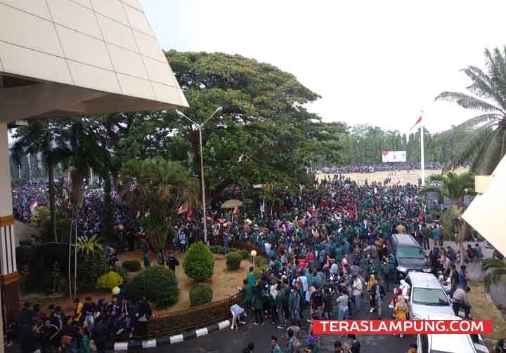 Ribuan Mahasiswa Geruduk Kantor DPRD Lampung, Ini Tuntutannya