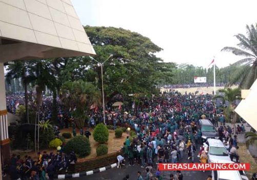 Ribuan Mahasiswa Geruduk Kantor DPRD Lampung, Ini Tuntutannya