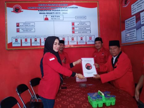 Pilbup Pesisir Barat, Elti Yunani Ambil Formulir di PDIP