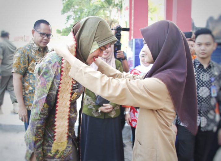 Wagub Lampung Serahkan Penghargaan untuk Guru, Kepsek, dan Pengawas Berprestasi