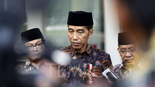 Jokowi tak Mau Komentar Penangkapan Dandhy Laksono dan Ananda Badudu