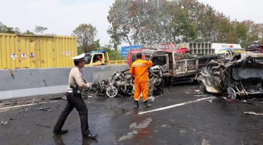 Polisi: Kecelakaan Maut di Tol Cipularang karena Truk Kelebihan Muatan 300 Persen